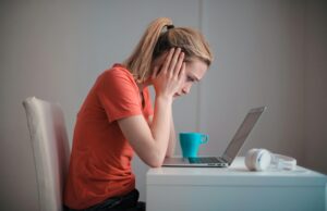 Woman Says She’s Embarrassed That Her Boyfriend’s Bad Habit Makes Him Stink All The Time